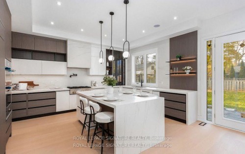 365 Jumna Avenue, Mississauga, ON - Indoor Photo Showing Kitchen With Upgraded Kitchen