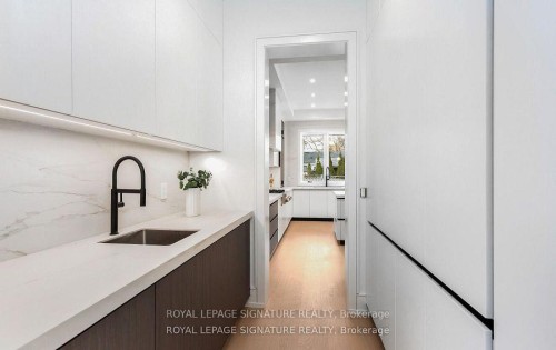 365 Jumna Avenue, Mississauga, ON - Indoor Photo Showing Kitchen