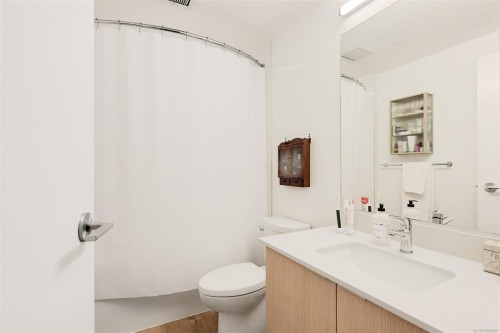 407-1115 Johnson St, Victoria, BC - Indoor Photo Showing Bathroom