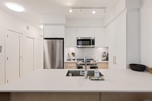 407-1115 Johnson St, Victoria, BC - Indoor Photo Showing Kitchen With Upgraded Kitchen