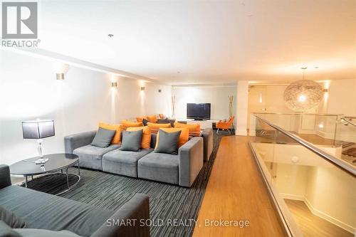 820 - 111 Elizabeth Street, Toronto, ON - Indoor Photo Showing Living Room