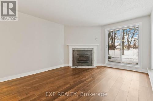 111 - 725 Deveron Crescent N, London South (South T), ON - Indoor Photo Showing Living Room With Fireplace