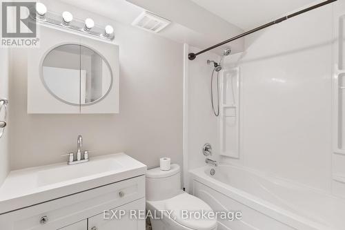 111 - 725 Deveron Crescent N, London South (South T), ON - Indoor Photo Showing Bathroom