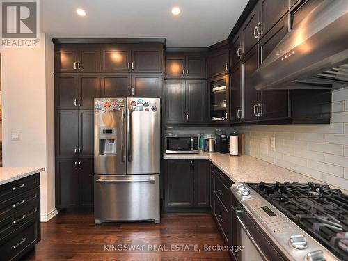 620 Langholm Street, Milton, ON - Indoor Photo Showing Kitchen With Upgraded Kitchen