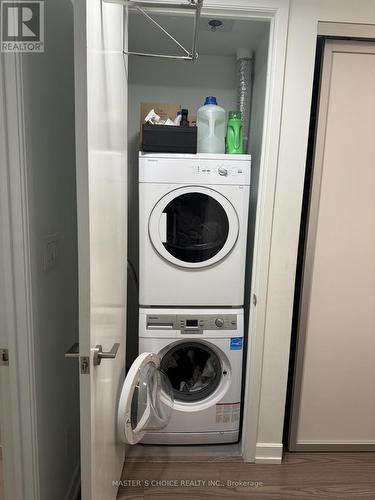 512 - 377 Madison Avenue, Toronto, ON - Indoor Photo Showing Laundry Room