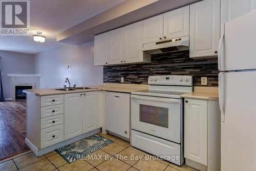 7 Royalton Lane, Collingwood, ON - Indoor Photo Showing Kitchen With Double Sink