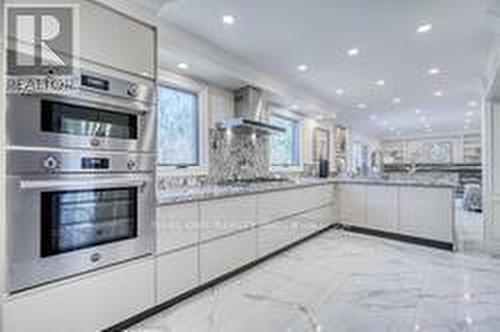 271 Lawson Street, Oakville, ON - Indoor Photo Showing Kitchen With Upgraded Kitchen