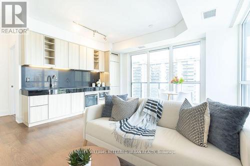 1802 - 101 Erskine Avenue, Toronto, ON - Indoor Photo Showing Living Room