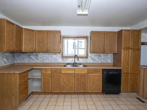 535 Mcbain Street, Thunder Bay, ON - Indoor Photo Showing Kitchen With Double Sink