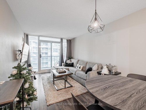902-51 Lower Simcoe Street, Toronto, ON - Indoor Photo Showing Living Room