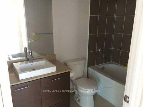 1302-26 Norton Avenue, Toronto, ON - Indoor Photo Showing Bathroom