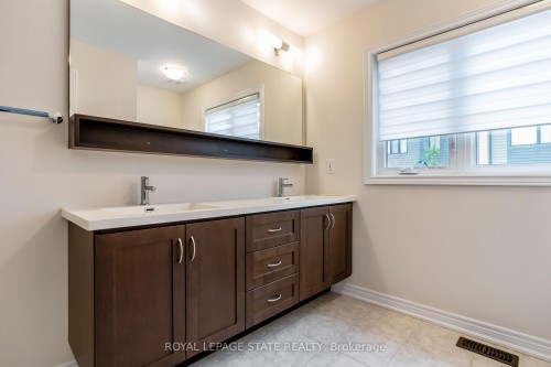 27 Waterview Lane, Grimsby, ON - Indoor Photo Showing Bathroom