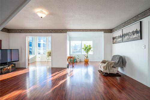 4435 Hallam Road, Armstrong, BC - Indoor Photo Showing Living Room