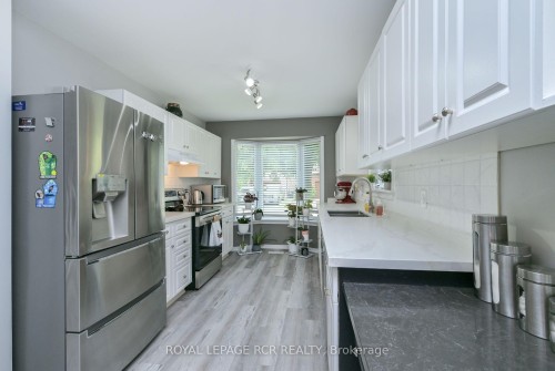 114 Green Briar Road, New Tecumseth, ON - Indoor Photo Showing Kitchen