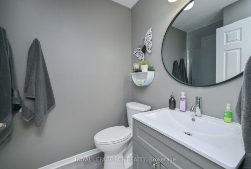 114 Green Briar Road, New Tecumseth, ON - Indoor Photo Showing Bathroom