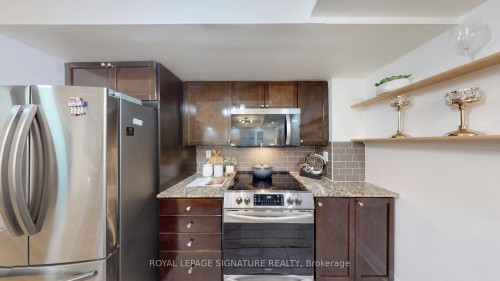 226-25 Turntable Crescent, Toronto, ON - Indoor Photo Showing Kitchen
