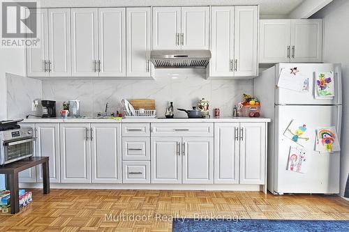 2594 Privet Court, Mississauga, ON - Indoor Photo Showing Kitchen