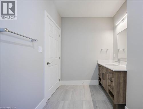 28 Main Street Unit# 8, Cambridge, ON - Indoor Photo Showing Bathroom