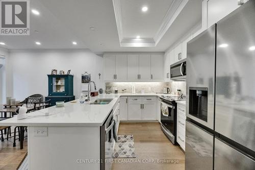 110 - 460 Callaway Road, London North (North R), ON - Indoor Photo Showing Kitchen With Stainless Steel Kitchen With Double Sink With Upgraded Kitchen
