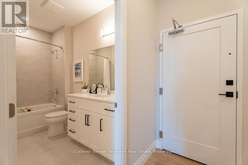 212 - 1882 Gordon Street, Guelph (Pineridge/Westminster Woods), ON - Indoor Photo Showing Bathroom