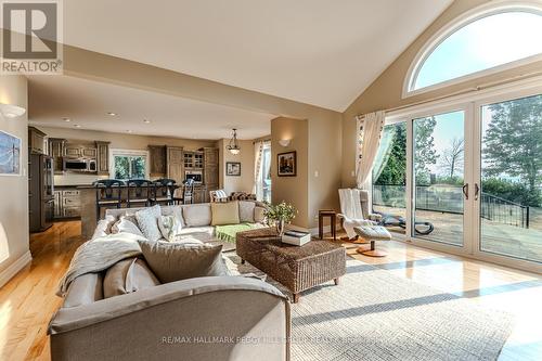 1338 Spyglass Point Road, Ramara, ON - Indoor Photo Showing Living Room