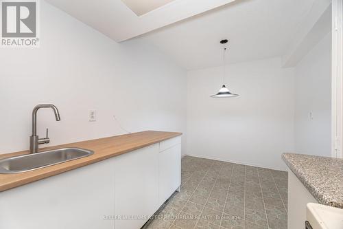 404 - 1515 Lakeshore Road E, Mississauga, ON - Indoor Photo Showing Kitchen