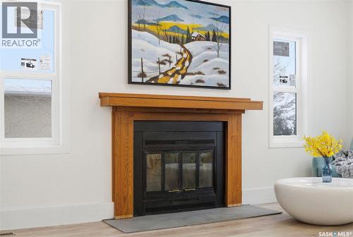 1709 E Avenue N, Saskatoon, SK - Indoor Photo Showing Living Room With Fireplace