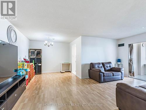 1809 - 30 Malta Avenue, Brampton, ON - Indoor Photo Showing Living Room