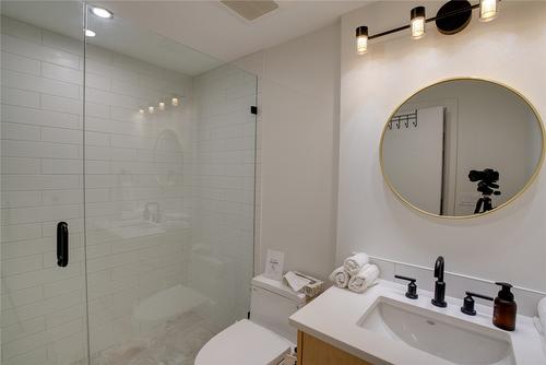 9973 Purcell Drive, Vernon, BC - Indoor Photo Showing Bathroom