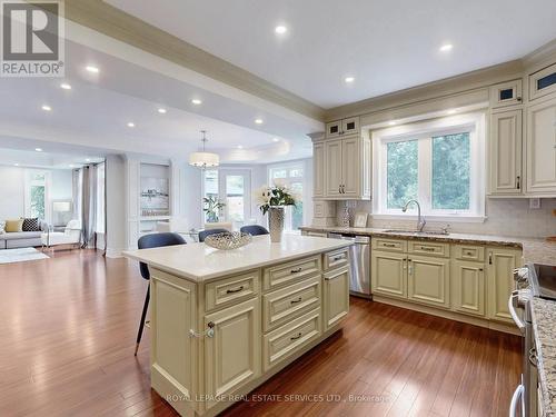 1511 Haig Boulevard, Mississauga, ON - Indoor Photo Showing Kitchen With Upgraded Kitchen