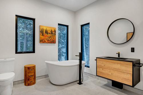 Salle de bains attenante à la CCP - 15 Ch. De L'Escalade, Morin-Heights, QC - Indoor Photo Showing Bathroom