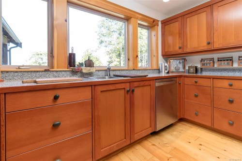 1860 Ashling Rd, Qualicum Beach, BC 