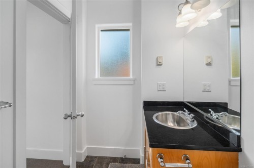 307-3915 Carey Rd, Saanich, BC - Indoor Photo Showing Bathroom