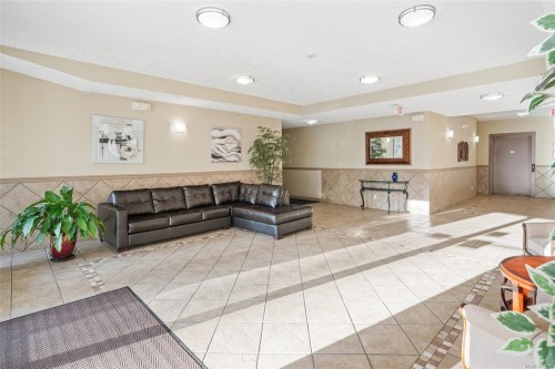 307-3915 Carey Rd, Saanich, BC - Indoor