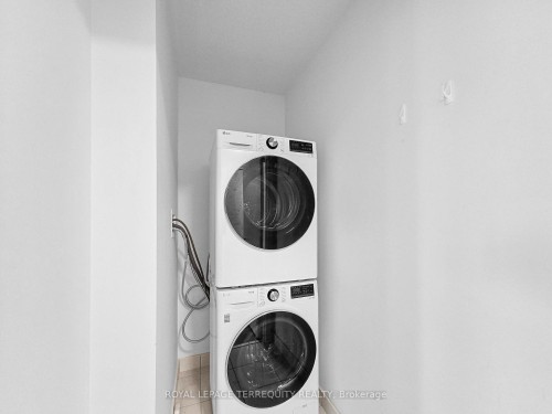 704-225 Malta Avenue, Brampton, ON - Indoor Photo Showing Laundry Room