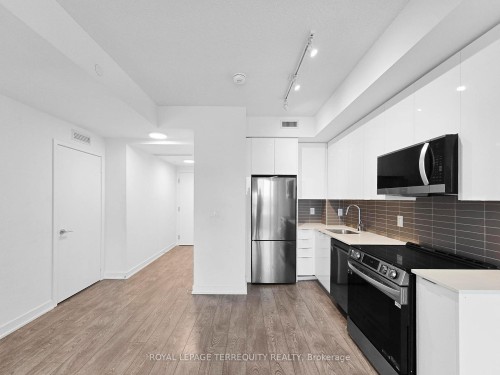 704-225 Malta Avenue, Brampton, ON - Indoor Photo Showing Kitchen With Stainless Steel Kitchen