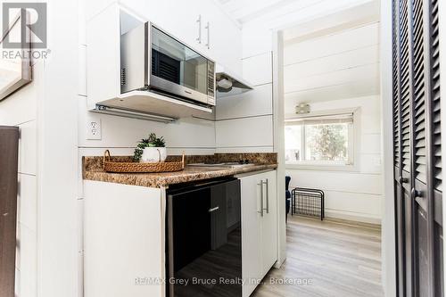 Common Space: separate cabin. - 102 Chin Road N, Northern Bruce Peninsula, ON - Indoor