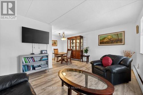 417 - 198 Scott Street, St. Catharines, ON - Indoor Photo Showing Living Room