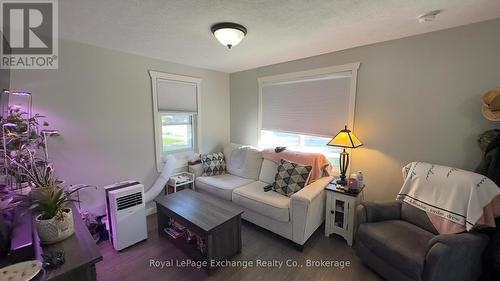 127 Yonge Street S, Brockton, ON - Indoor Photo Showing Living Room