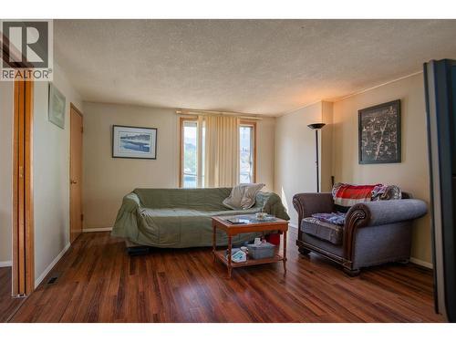 1338 Third Avenue, Trail, BC - Indoor Photo Showing Living Room