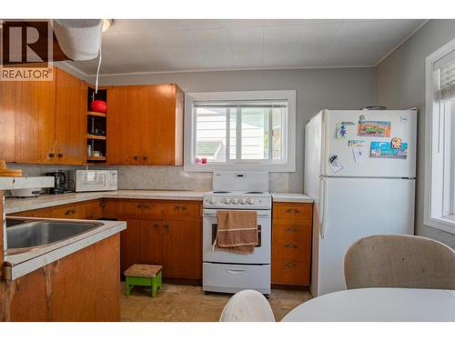 1338 Third Avenue, Trail, BC - Indoor Photo Showing Kitchen