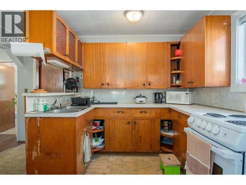 1338 Third Avenue, Trail, BC - Indoor Photo Showing Kitchen With Double Sink