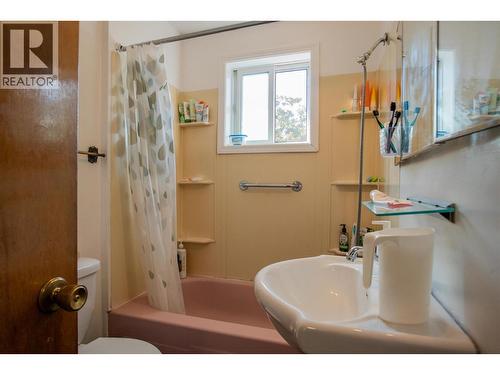 1338 Third Avenue, Trail, BC - Indoor Photo Showing Bathroom