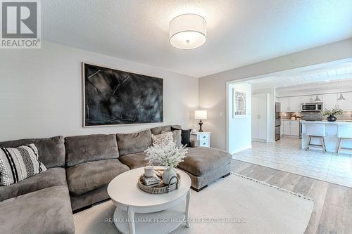 14 Regina Road, Barrie, ON - Indoor Photo Showing Living Room