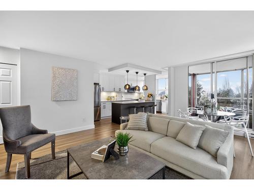 604 11920 80 Avenue, Delta, BC - Indoor Photo Showing Living Room