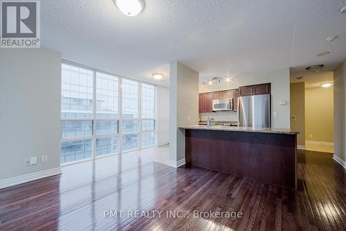 Ph06 - 30 Grand Trunk Crescent, Toronto, ON - Indoor Photo Showing Kitchen