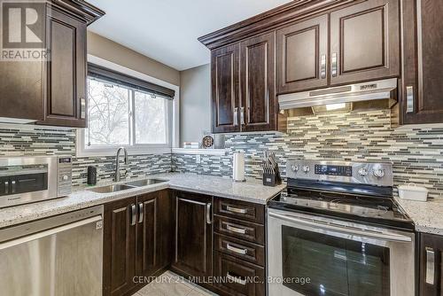 10 Evesham Crescent, Brampton, ON - Indoor Photo Showing Kitchen With Double Sink With Upgraded Kitchen