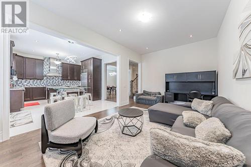 61 Ross Vennare Crescent, Vaughan, ON - Indoor Photo Showing Living Room