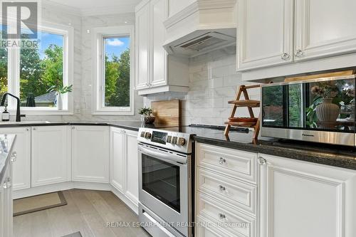 691 Merlot Court, Mississauga, ON - Indoor Photo Showing Kitchen