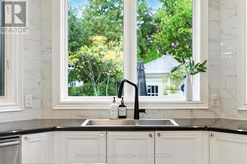 691 Merlot Court, Mississauga, ON - Indoor Photo Showing Kitchen With Double Sink